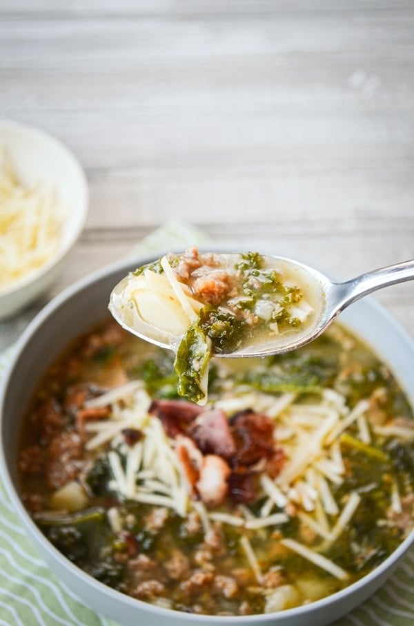 Why go out to eat when you can make it yourself at home? You're just going to love this Olive Garden Copycat INSTANT POT Zuppa Toscana. That's right, INSTANT POT! It doesn't get easier than this.